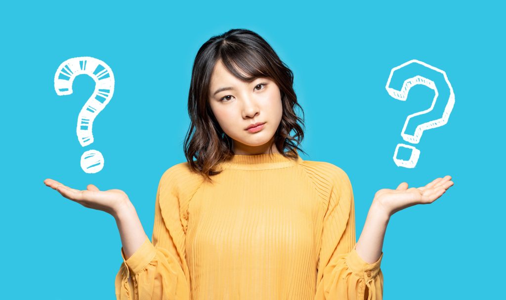 2つを比較する女性