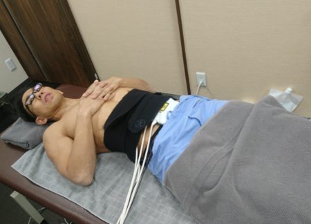 レーザーによる痩身治療器「エクセル」を体験中