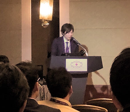 元神院長と曽山医師が「アクアフィリングなど注入法による豊胸治療の症例」について、学会発表を行いました。