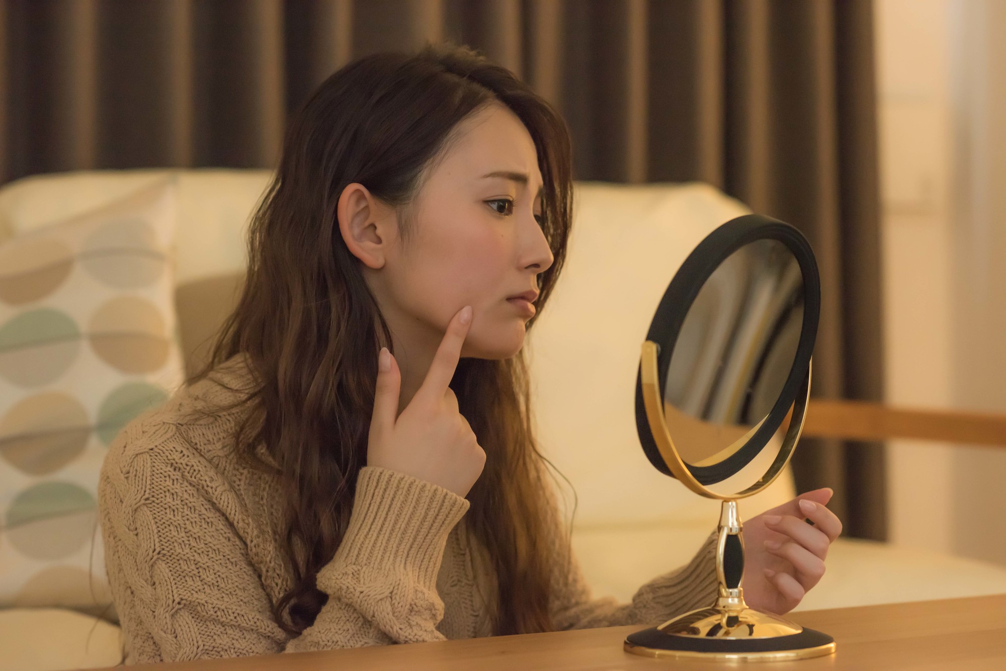 冬にニキビが増えるのはなぜ?専門医による乾燥対策×ニキビケアの正解