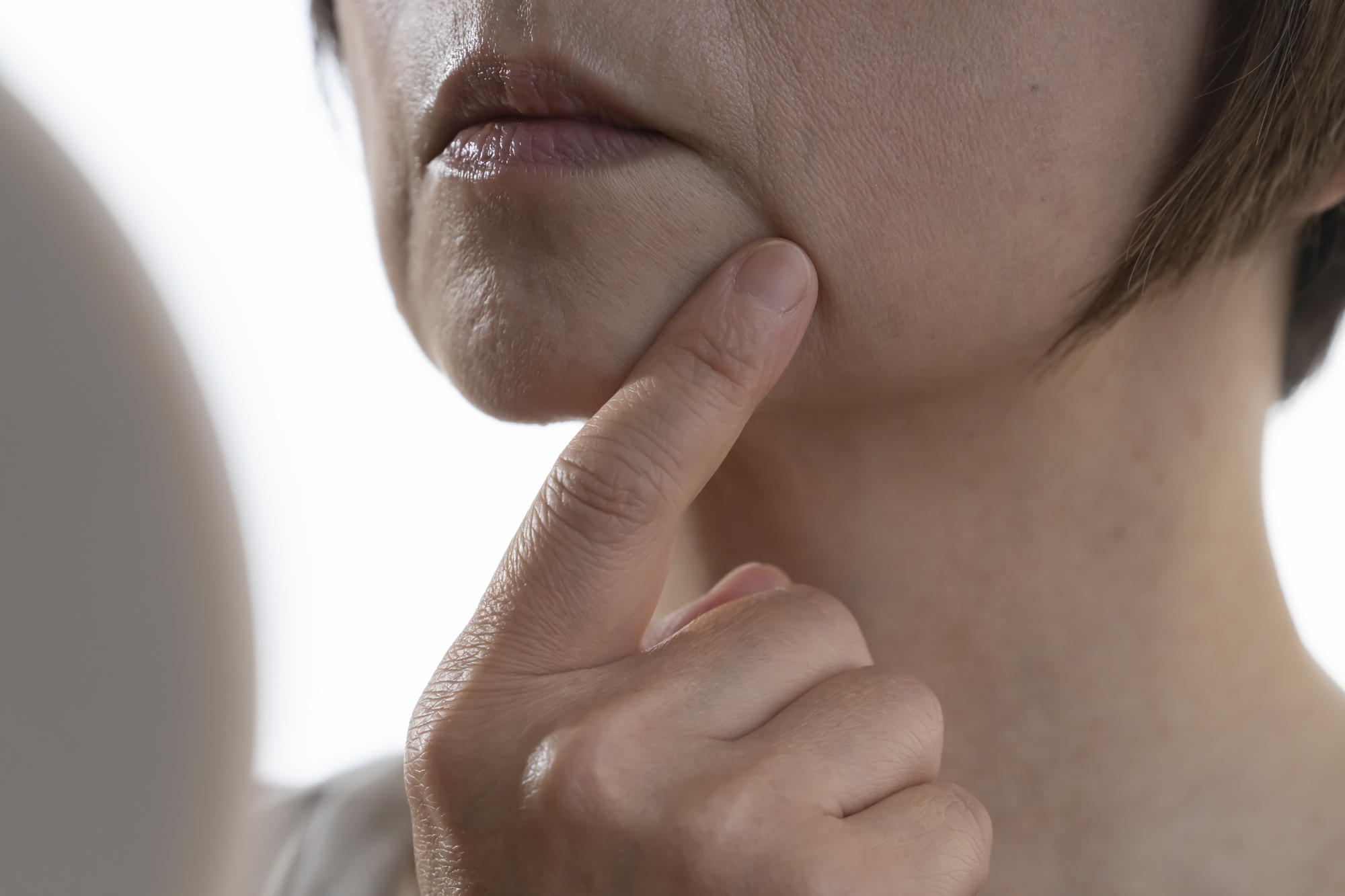 冬になるとほうれい線・シワが目立つ？原因と対策