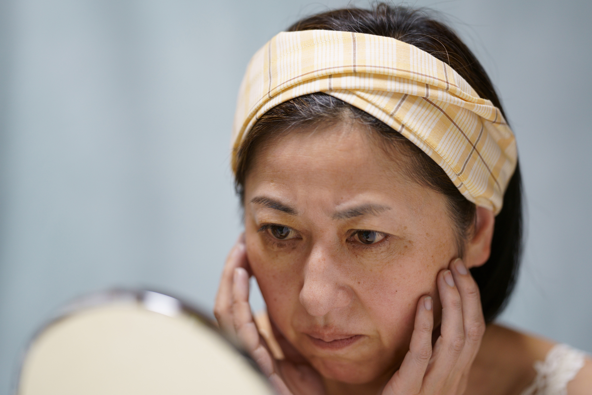 「顔のくすみ」徹底解説：原因から予防・治療まで専門医が教える対策法